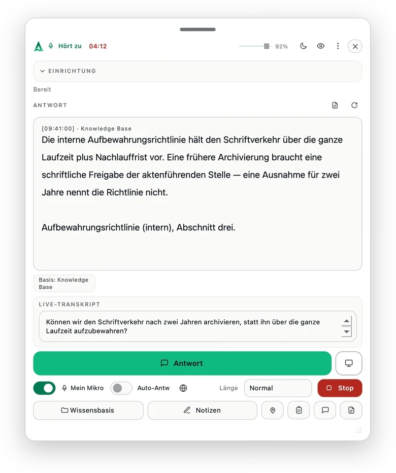 Thalassa zeigt während eines Mandantengesprächs einen belegten Fakt aus der Akte