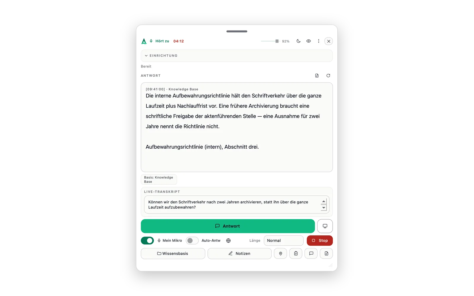 Der Live-Assistent antwortet aus der Mandatsakte und zeigt die zugrunde liegende Richtlinie als Quelle